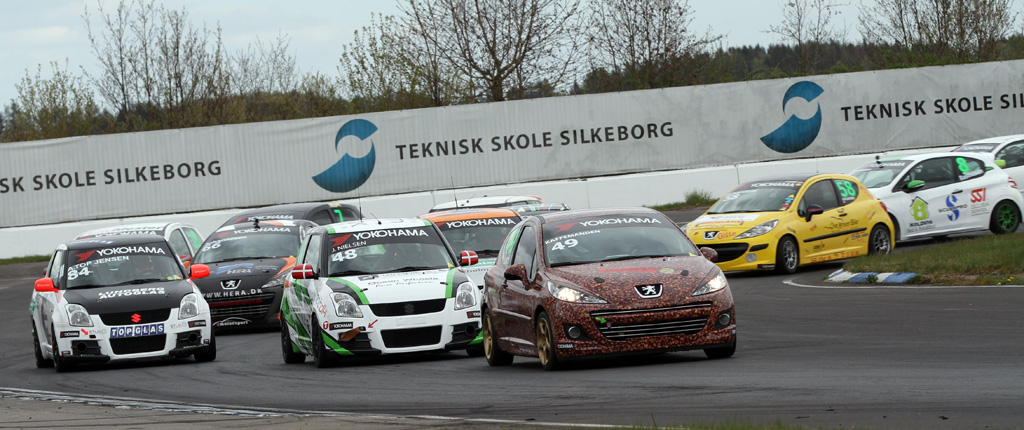 Der køres tæt i Yokohama 1600 Challenge feltet.
(Foto: Motorsporten.dk)